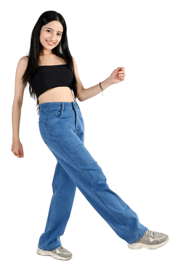 WOMEN’S STRAIGHT FIT JEANS